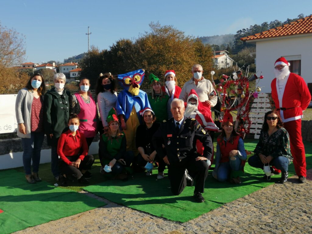 Associação de Pais de Deão surpreendeu filhos, professores e pessoal não docente com a presença do Pai Natal