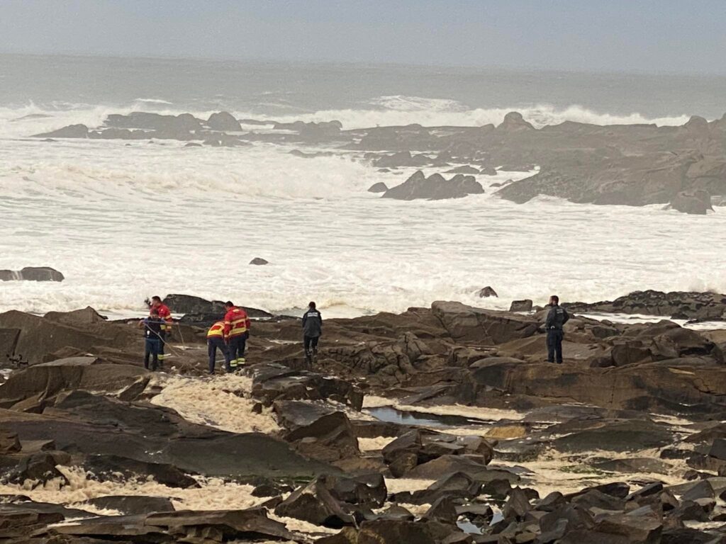 Vila Praia de Âncora: Semi rígido “atracado” em rochedo