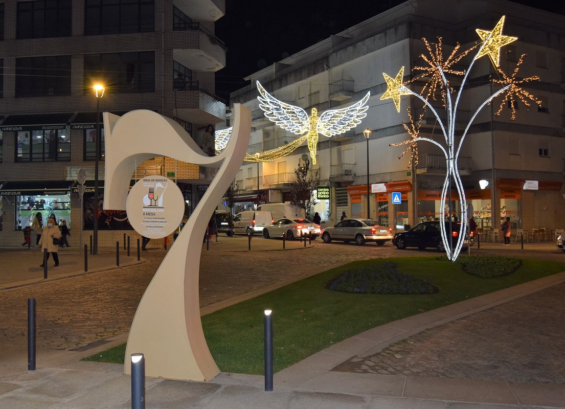 Monção: Escultores galegos constroem ao vivo presépio de Natal