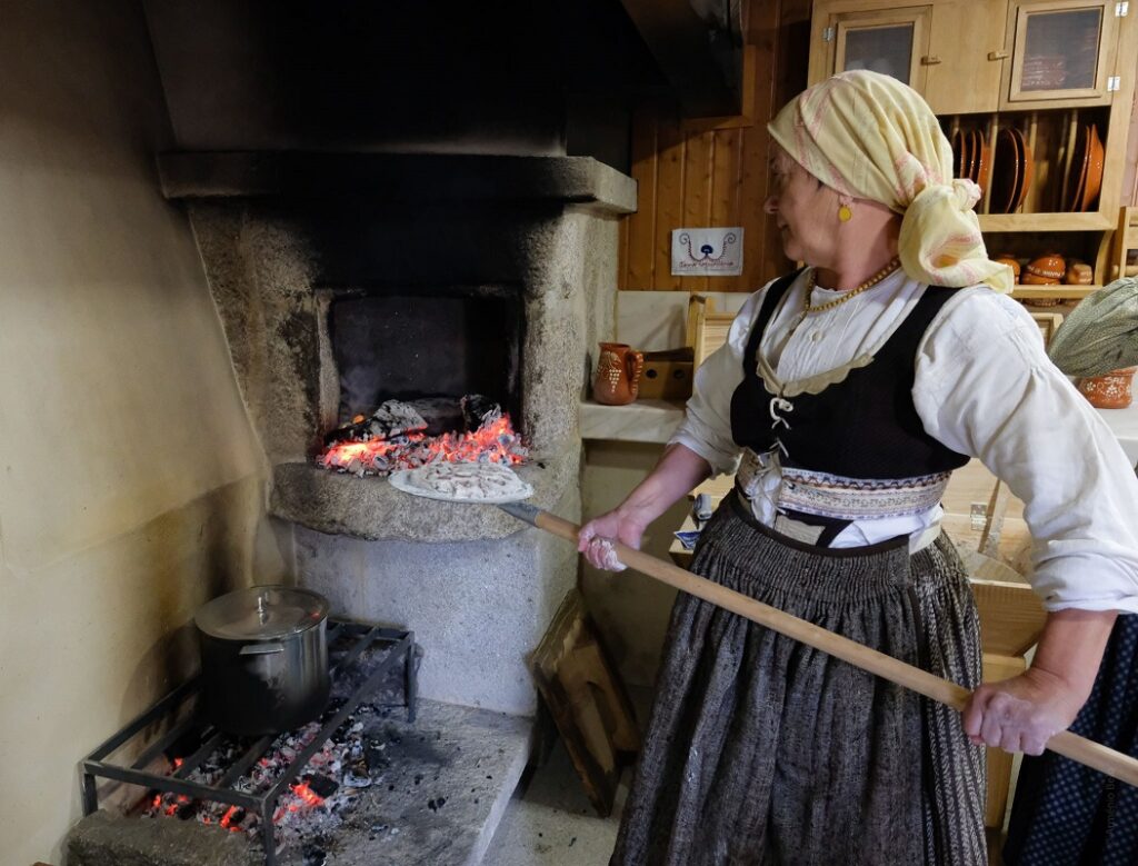 Viana do Castelo: Antiga azenha transformada em forno comunitário na freguesia de Vila de Punhe