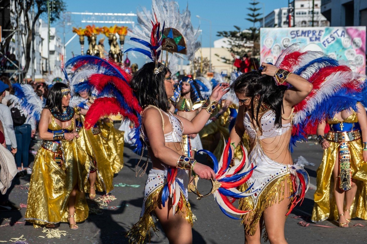Carnaval sem desfiles tradicionais na maior parte do país