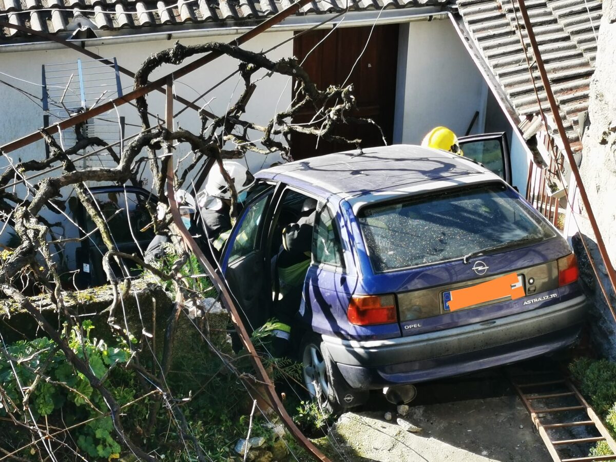 Despiste e queda a ravina em Arcos de Valdevez provoca 1 ferido ligeiro
