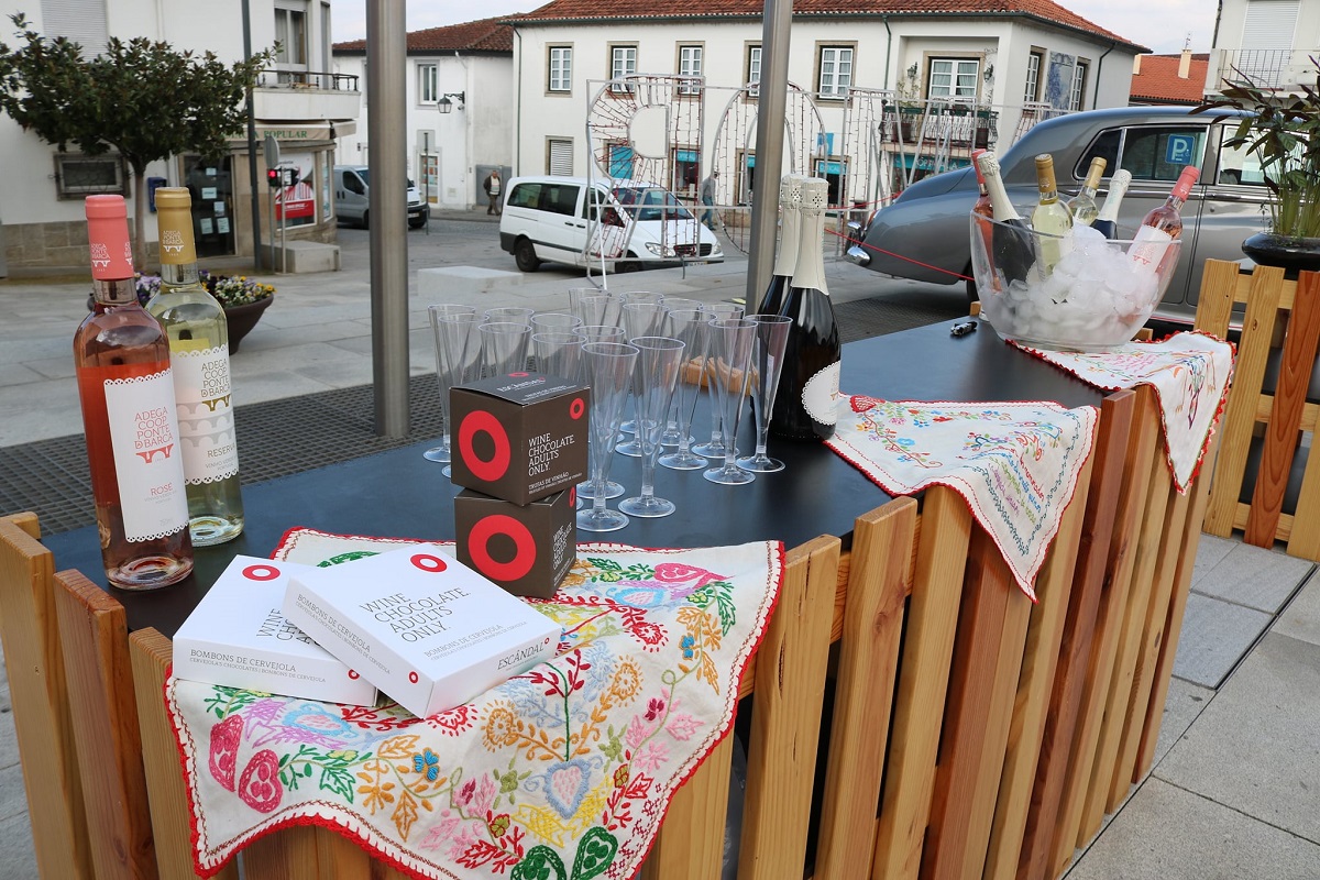 Ponte da barca “EmBarca no Amor” com o comércio local