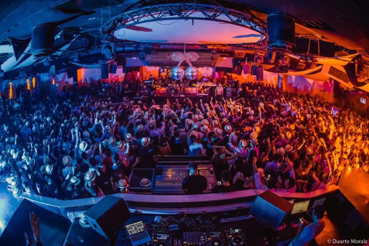 Covid-19: Entrada em bares e discotecas sem necessidade de teste negativo