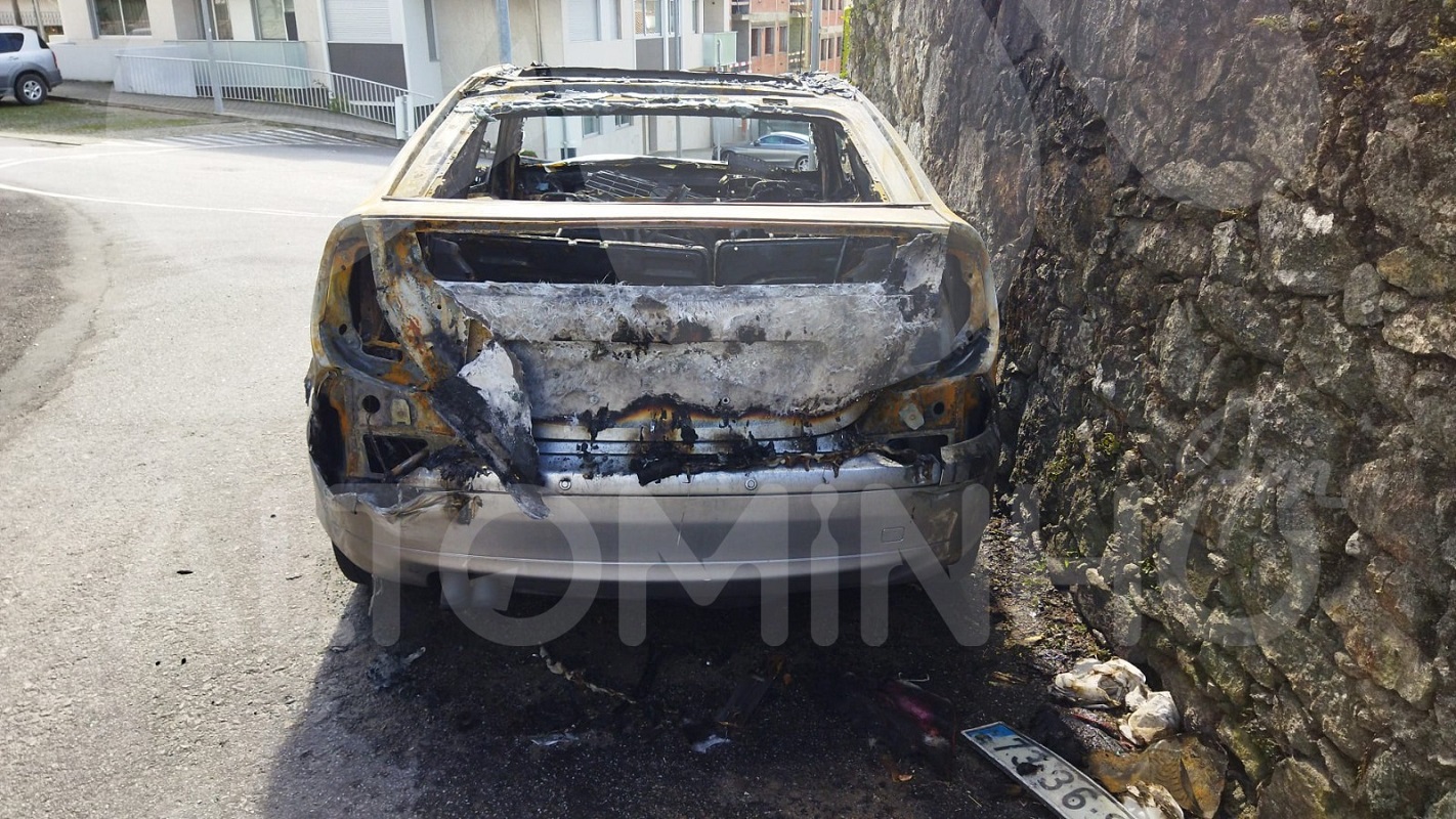 Carro de comandante dos sapadores de Viana do Castelo incendiado e o do subchefe apedrejado