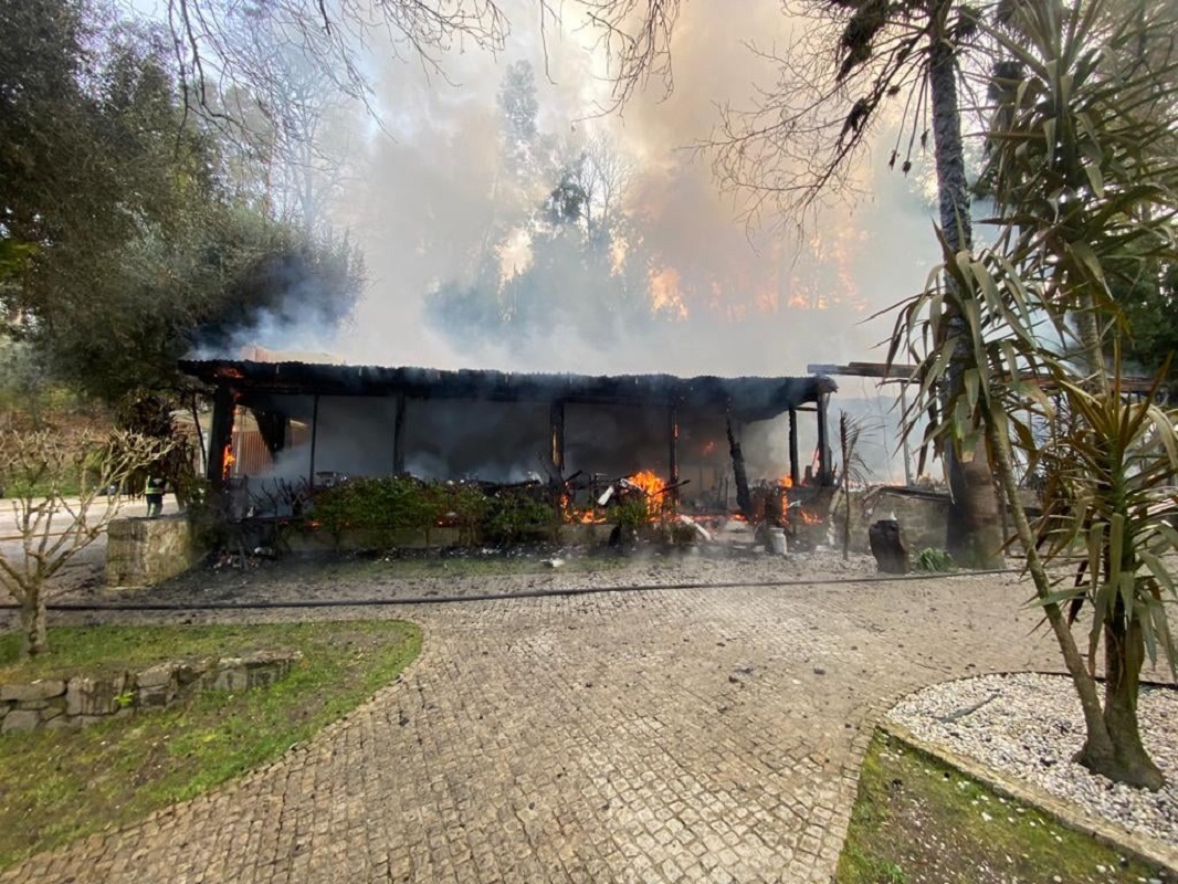 Incêndio destrói por completo bar junto ao rio Vez em Arcos de Valdevez
