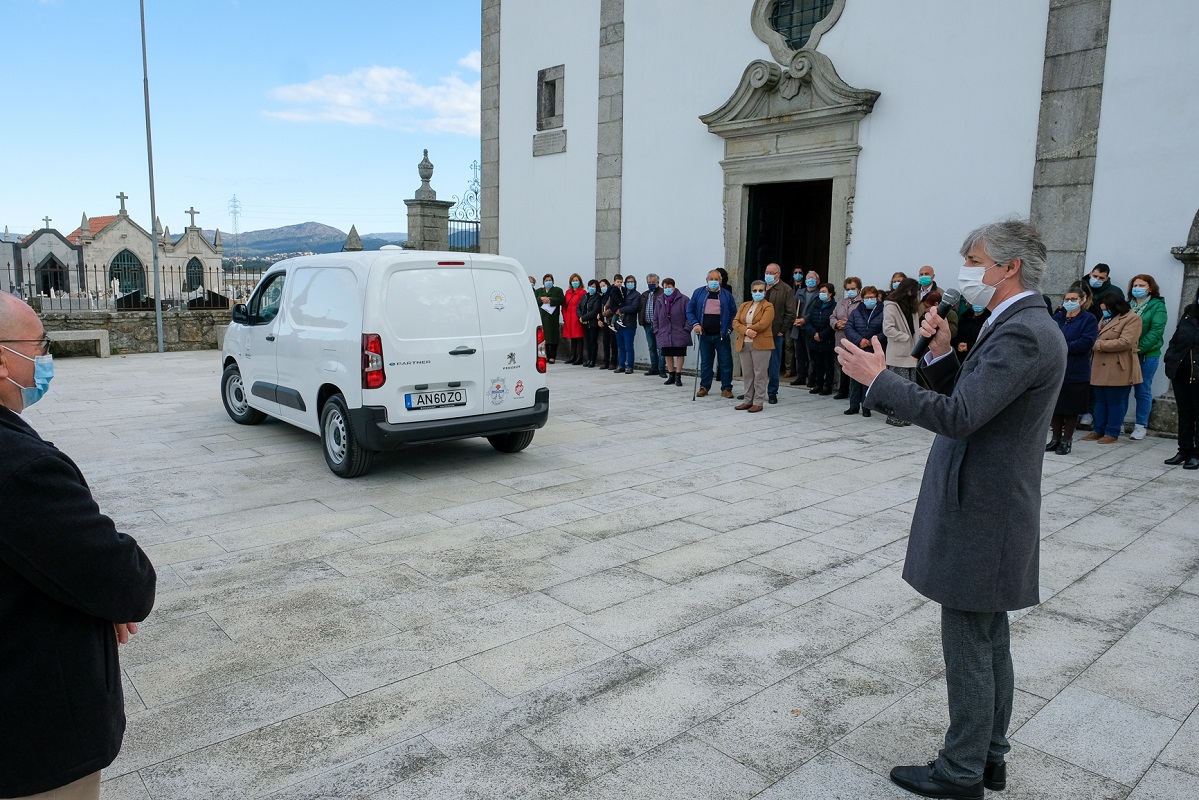 Câmara de Viana do Castelo entrega carrinha elétrica para apoio social em Mazarefes