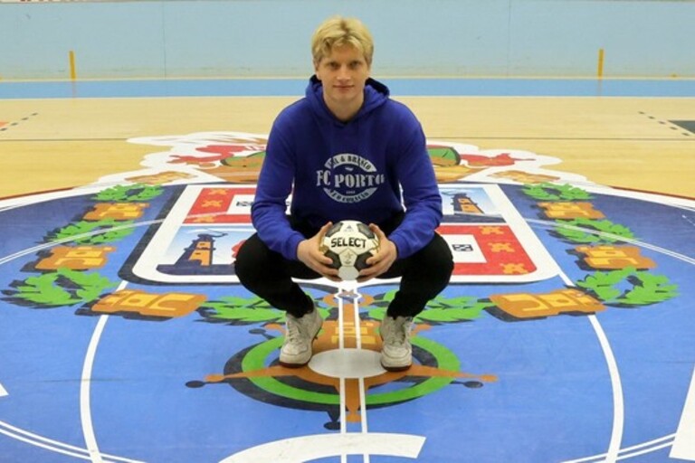 JAKOB MIKKELSEN ASSINA O CONTRATO COM FC PORTO ATÉ 2025