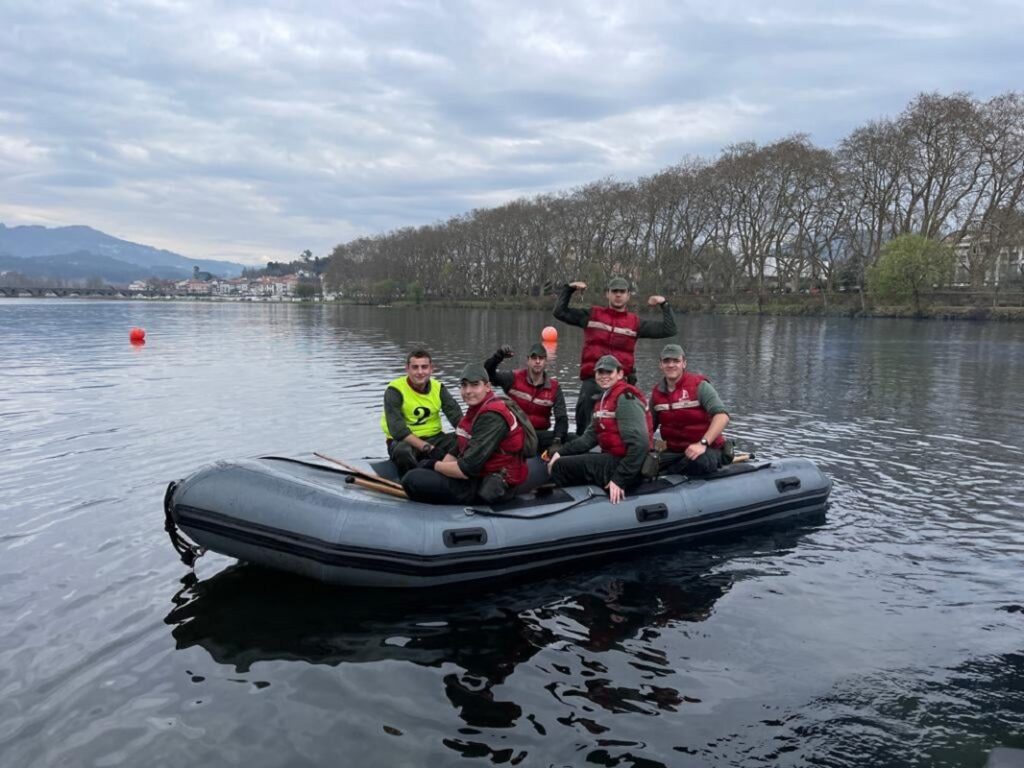 Cadetes da Escola Naval descem rio Lima em exercício com botes a remos