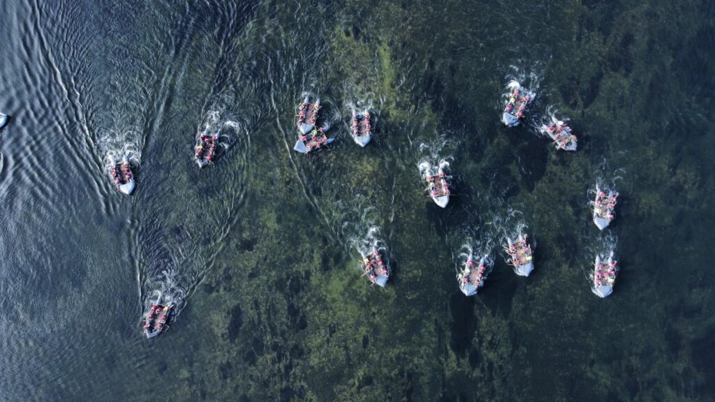 Cadetes da Escola Naval descem rio Lima em exercício com botes a remos