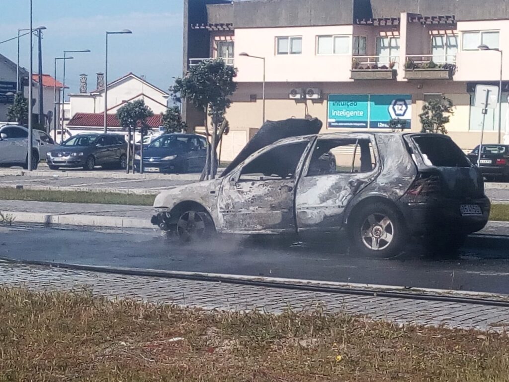 Carro arde na Amorosa