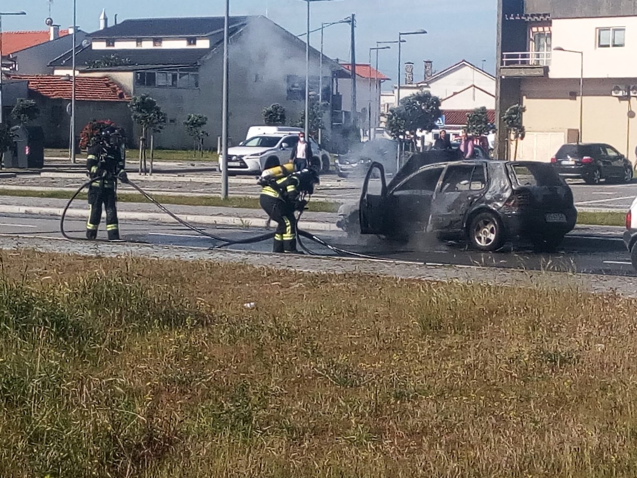 Carro arde na Amorosa
