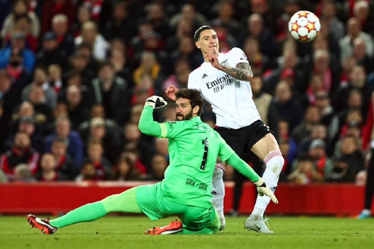 Benfica empata em Anfield mas está fora da Liga dos Campeões