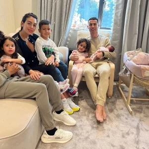 Aqui está a primeira foto da família de Cristiano Ronaldo já com a recém-nascida