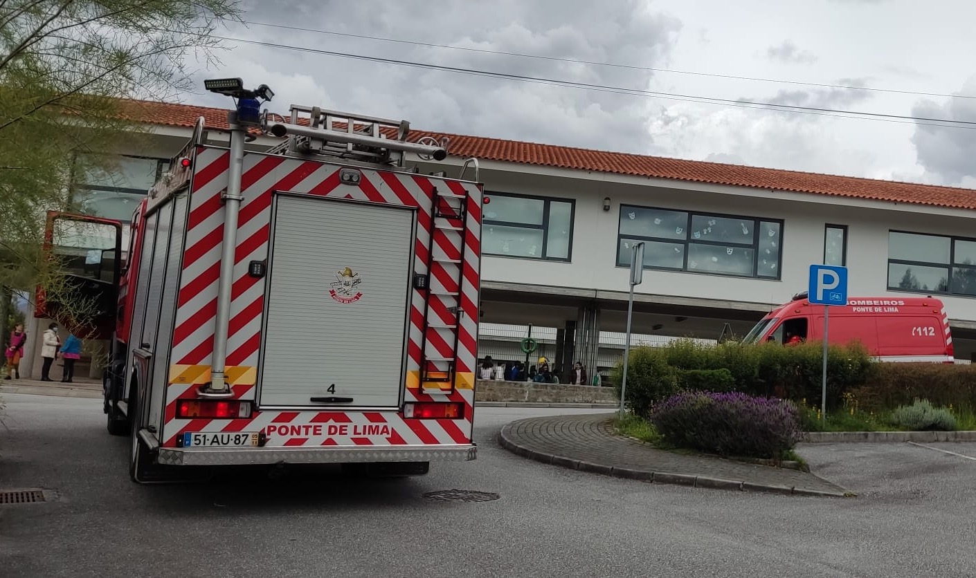 Sala dos professores da Escola da Feitosa em Ponte de Lima palco de incêndio
