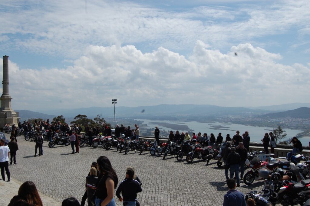 c/vídeo e fotos: Centenas invadiram Viana nas “velhinhas” motas