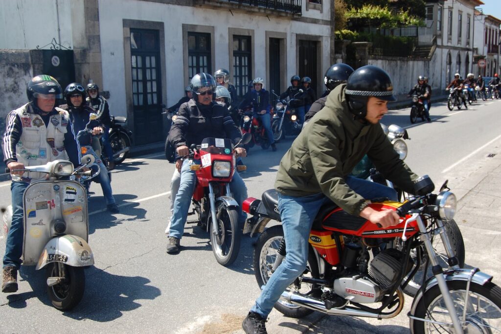 c/vídeo e fotos: Centenas invadiram Viana nas “velhinhas” motas