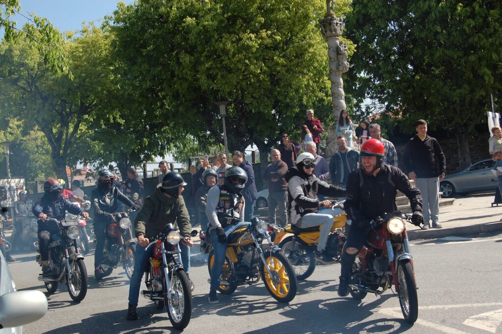 c/vídeo e fotos: Centenas invadiram Viana nas “velhinhas” motas