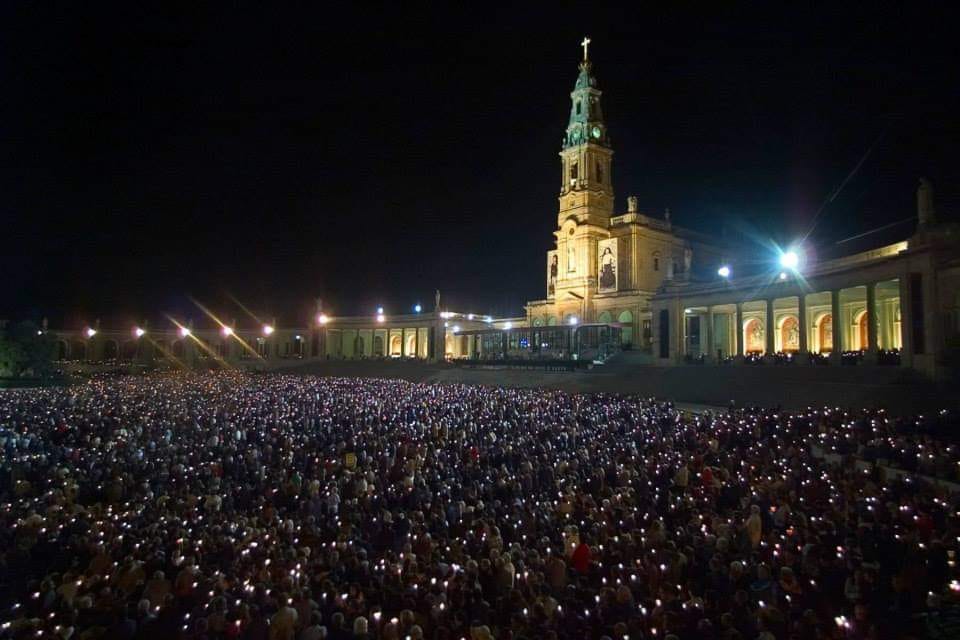 Milhares de velas voltaram a iluminar o Santuário de Fátima na noite de 12 de maio