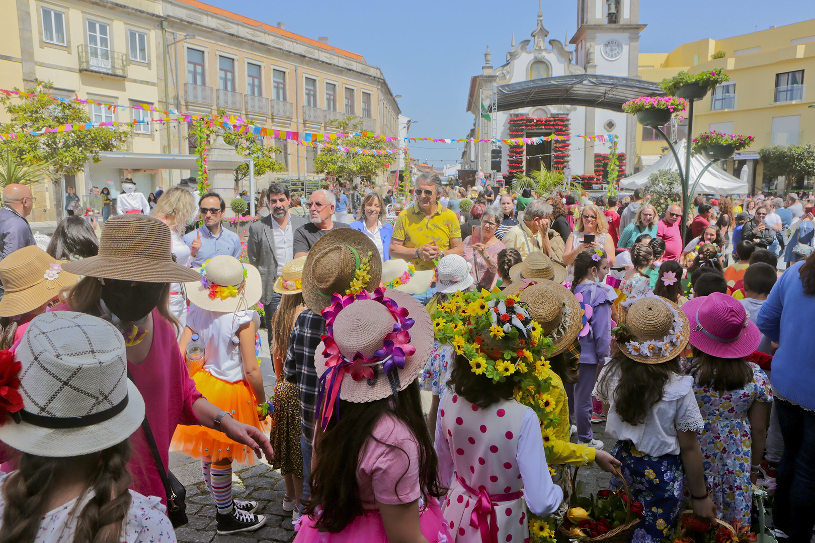c/fotos: Vila Praia em flor colocou Âncora em festa