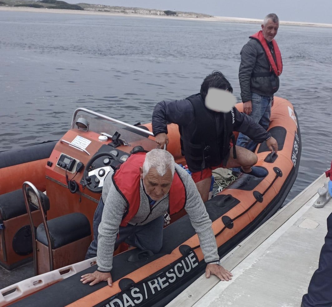 Dois homens resgatados de “ilhéu” no mar em Esposende