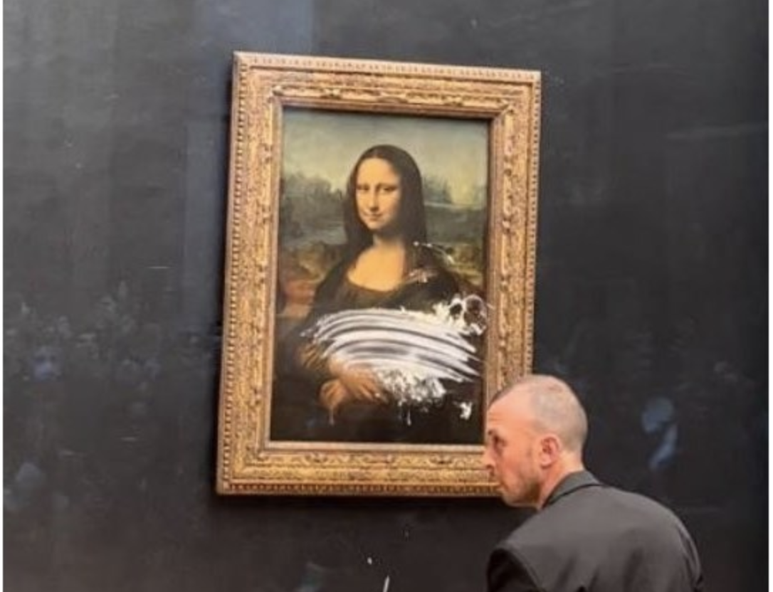 c/VIDEO: Famoso quadro da Mona Lisa atacado no Louvre com bolo