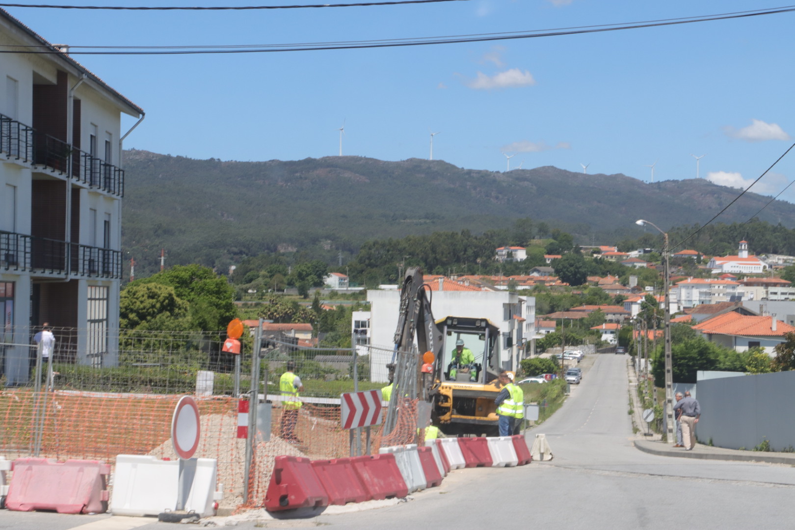 Obra em via pública provoca fuga de gás em Viana