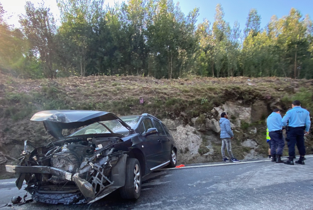 c/fotos: Violento despiste de carro no Monte da Ola faz dois feridos