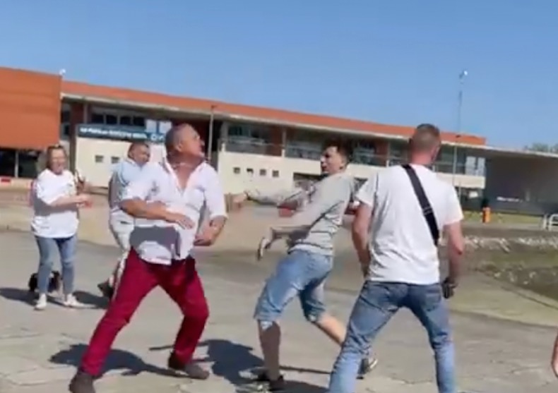c/vídeo: Criança pede para parar cenas de agressões em via pública em Viana mas é ignorada