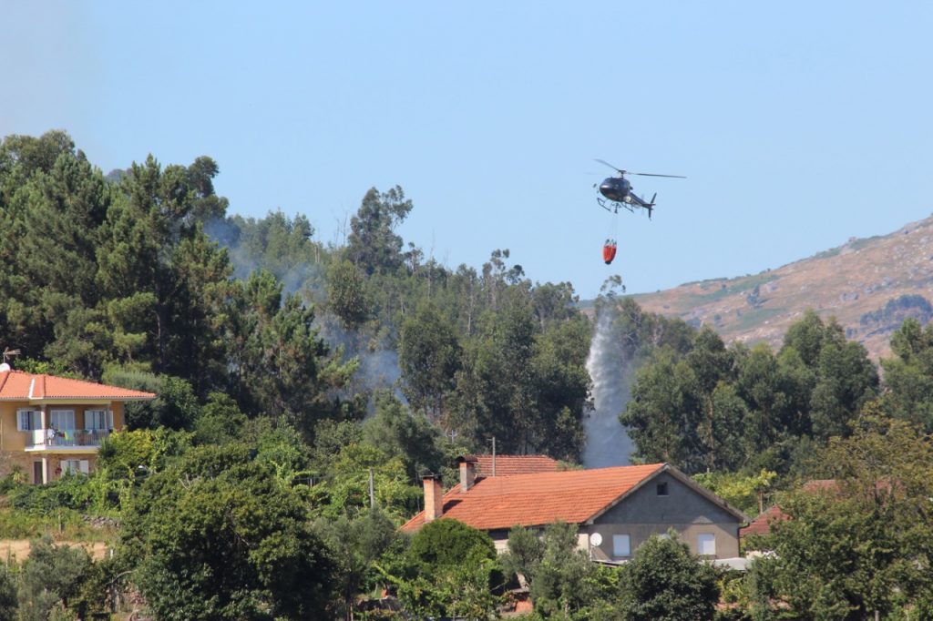 MONÇÃO: Incêndio em Cambeses mobilizou meio aéreo