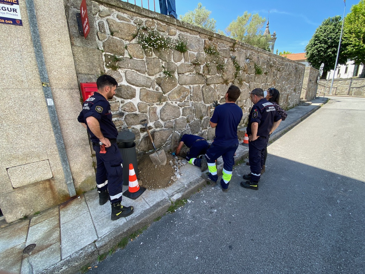 c/vídeo: Bombeiros resgatam cria de gato presa em conduta de águas pluviais em Viana
