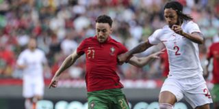 Futebol: Portugal bate checos e assume liderança isolada