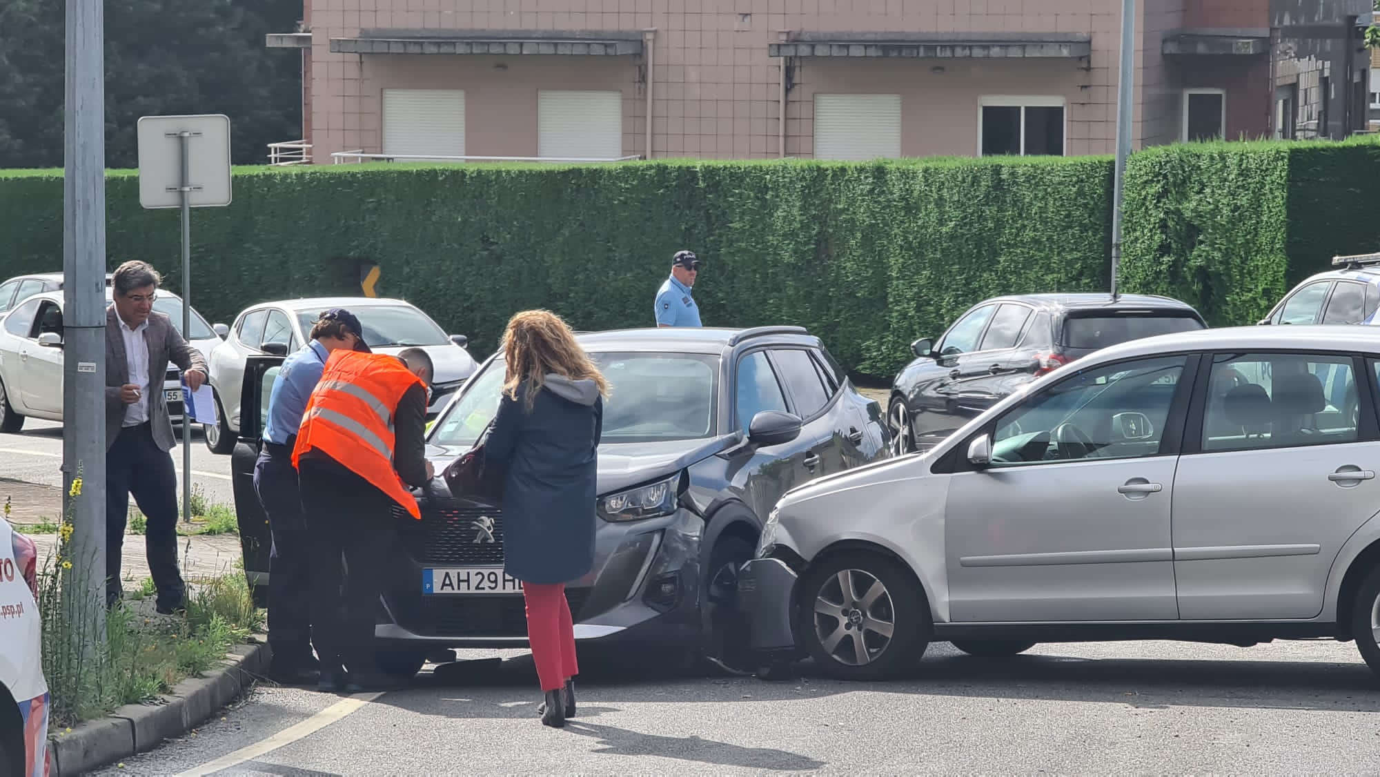 Acidente condiciona trânsito na rotunda da Abelheira em Viana