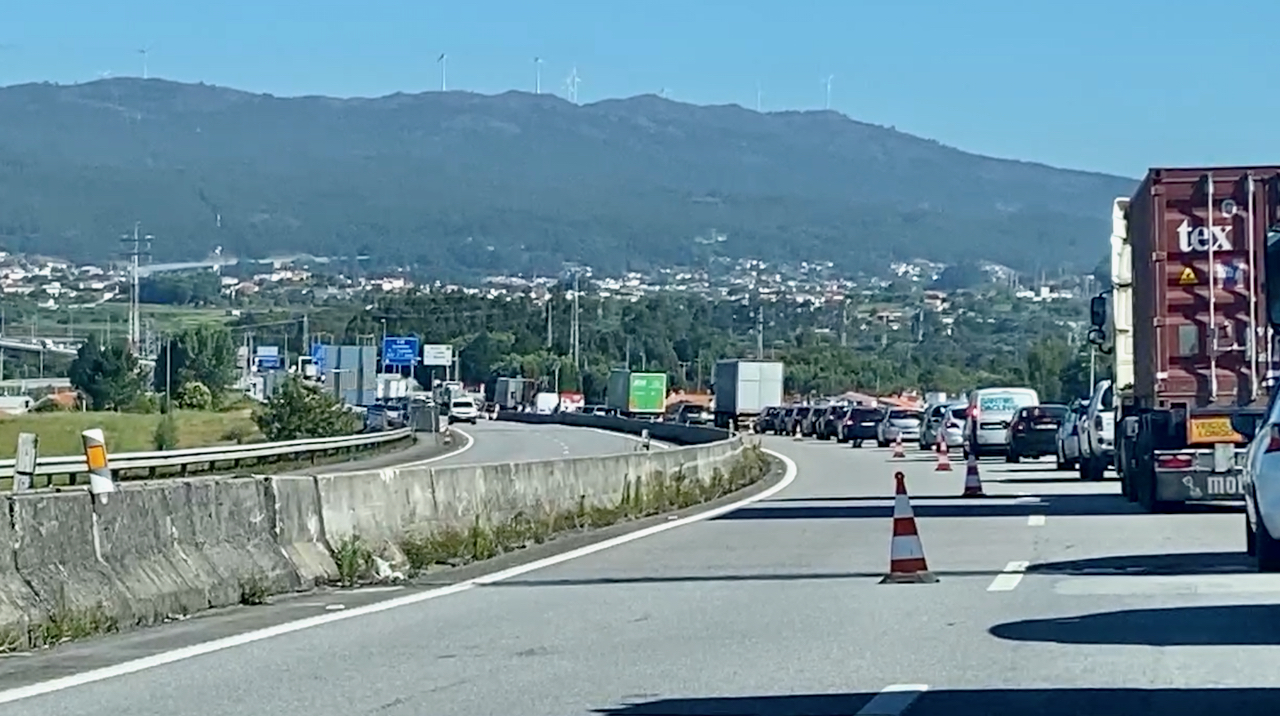 c/VIDEO: A28: Trânsito condicionado em Viana do Castelo provoca longas filas