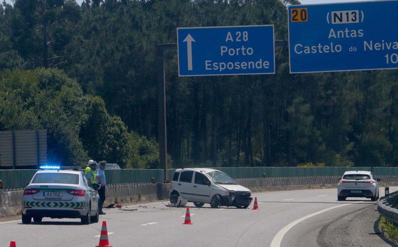 A28: Colisão a envolver carro e camião em São Romão do Neiva