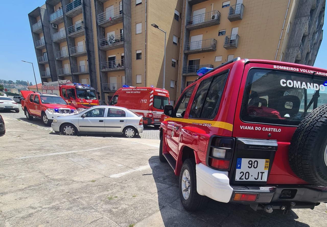 c/fotos: VIANA: Idosa ferida após incêndio em apartamento na Abelheira