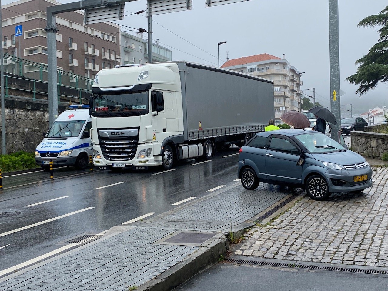 VIANA: Acidente condiciona trânsito na rua do Carmo