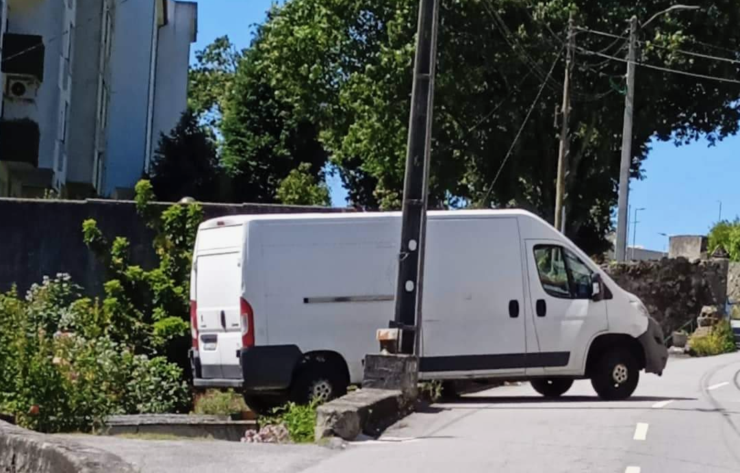 VIANA: Carrinha fica suspensa num muro na Estrada da Abelheira