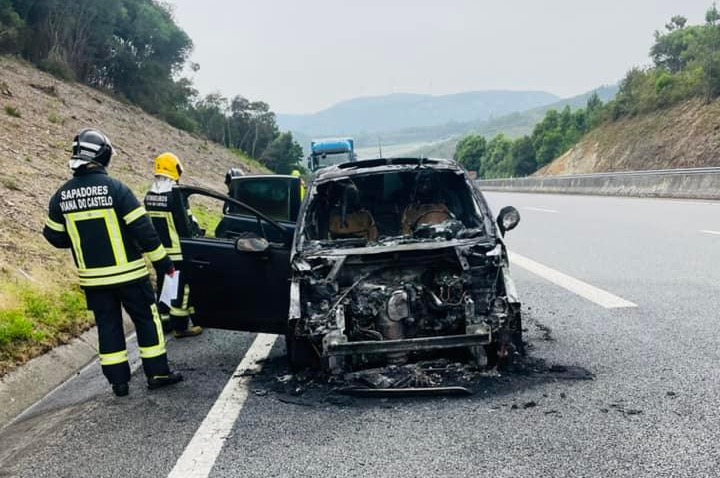 A28: Carro incendeia-se em Viana do Castelo