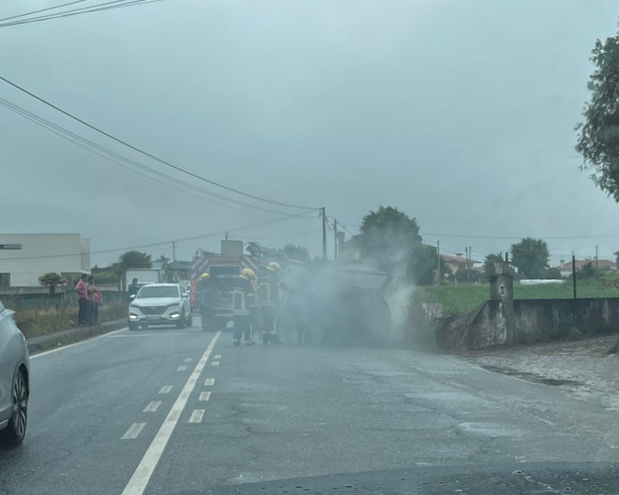 EN205: Carro pega fogo em Barcelos