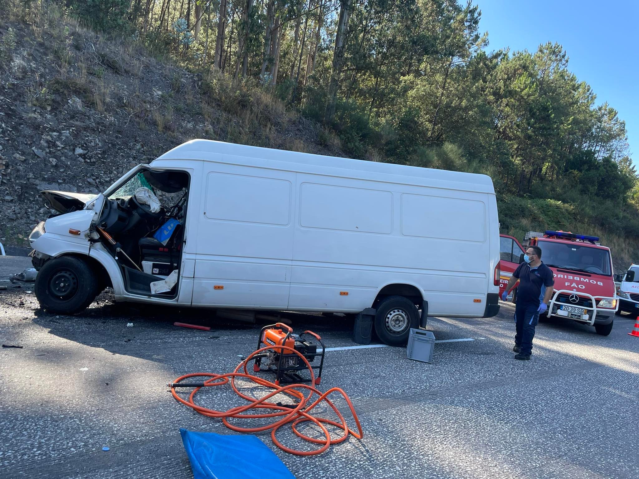A28: Colisão entre carrinha e camião cisterna faz um ferido grave em Esposende