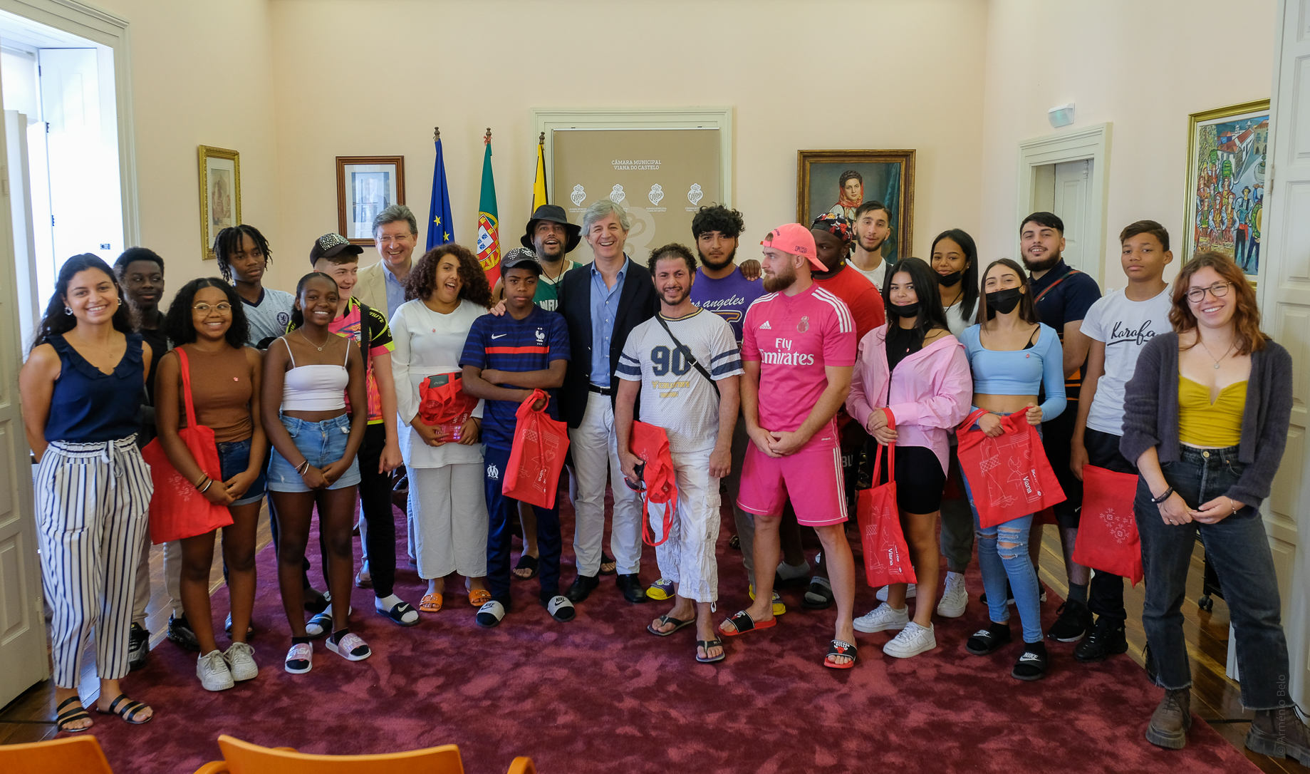 c/Fotos: Jovens de Pessac exploram Viana e foram ao gabinete do presidente dizer “Bonjour”