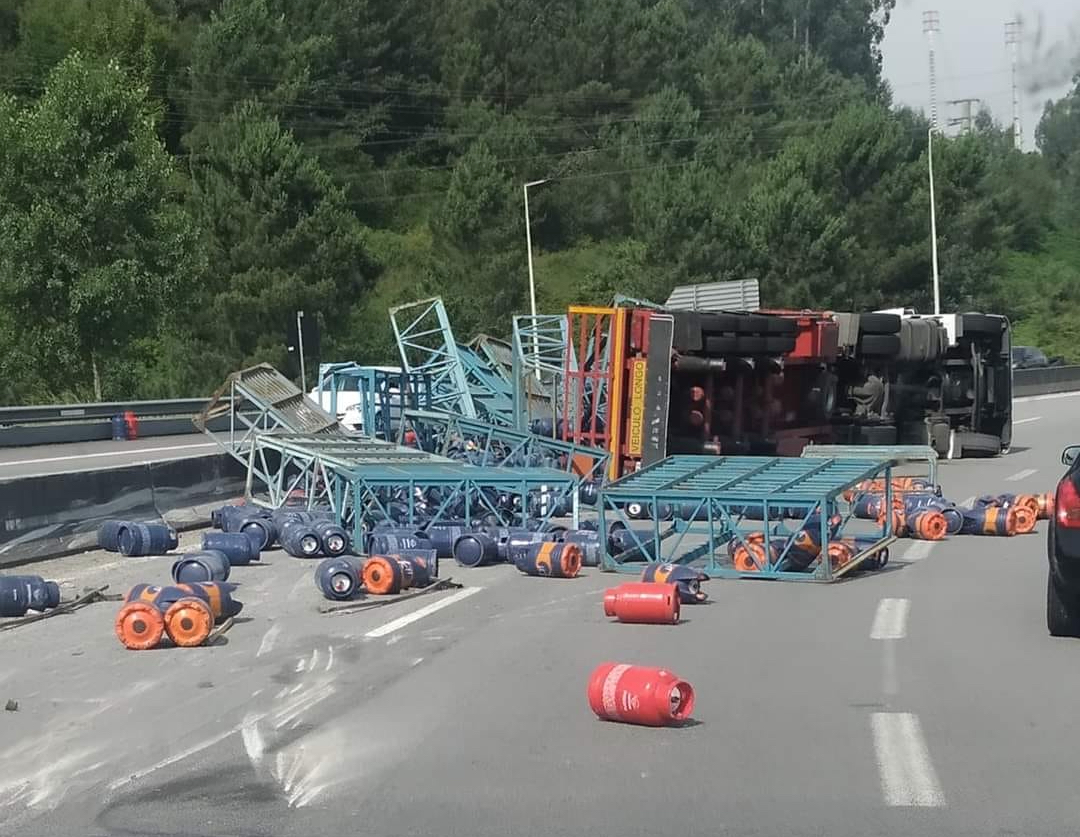 c/VÍDEO: A11/A3: Camião carregado com botijas capota e faz um ferido