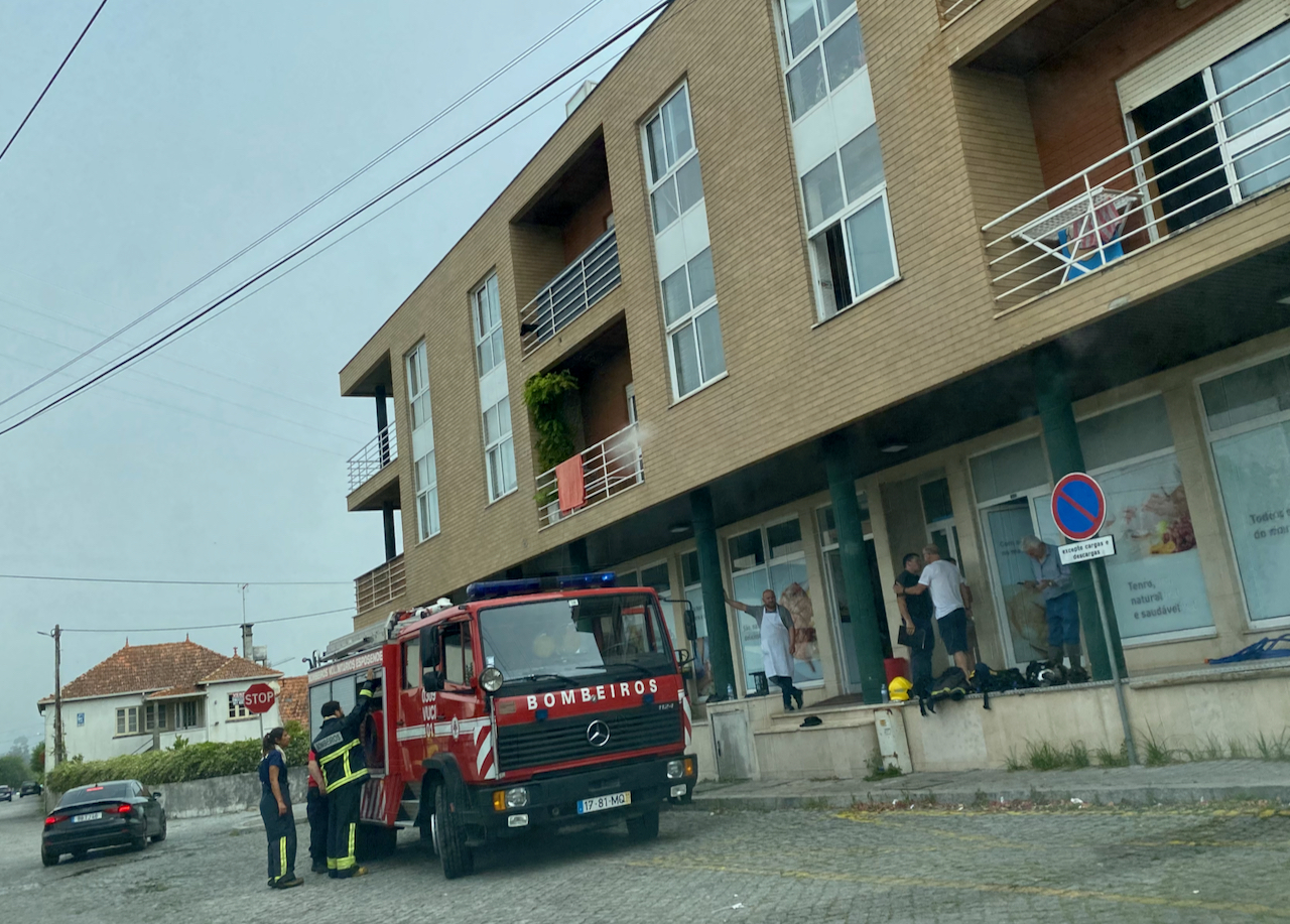 Armazém de supermercado arde em Esposende
