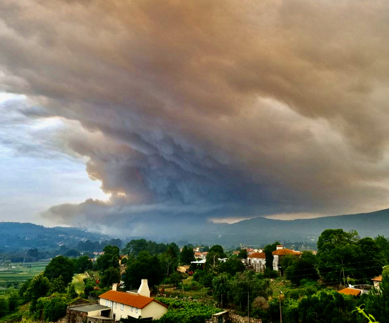 CAMINHA: Imagem impressionante do incêndio de Vilar de Mouros