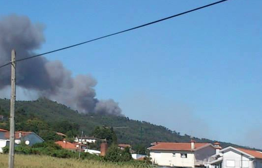 Meio aéreo e mais de 70 bombeiros combatem incêndio em Joane