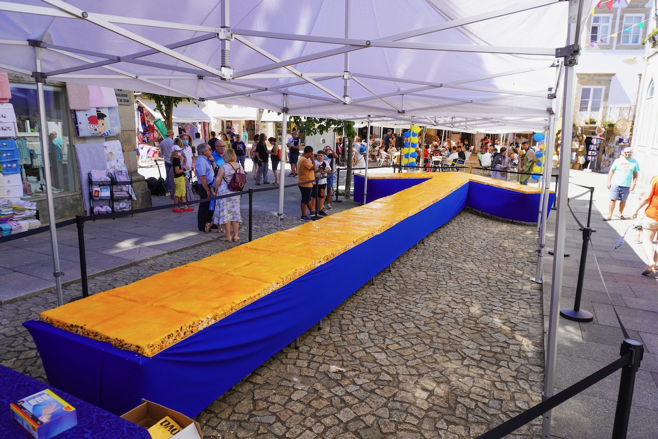 c/FOTOS: Valença evocou o dia de Santiago com 13 metros de bolo em forma de seta