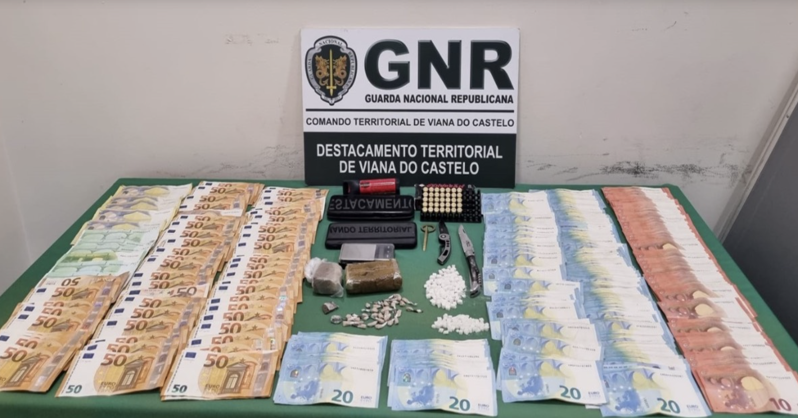 VIANA: Casal apanhado na A28 com 500 doses de droga e 10 mil euros em notas no carro