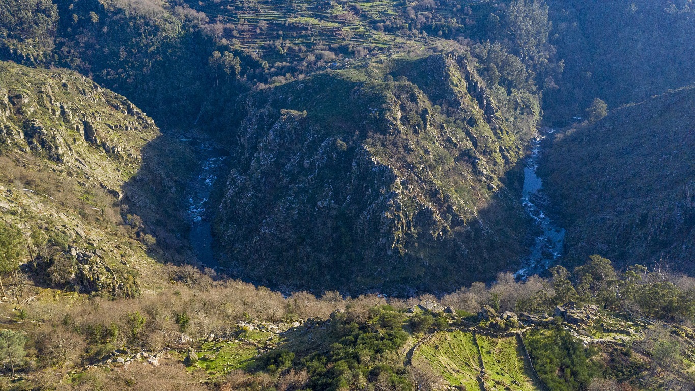 ARCOS DE VALDEVEZ: Em curso construção de Miradouro em Cunhas e plataforma de ancoradouro na Ecovia de Ermelo
