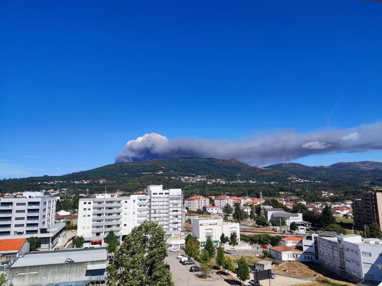MONÇÃO: Dois incêndios mobilizam mais de 90 operacionais e dois meios aéros